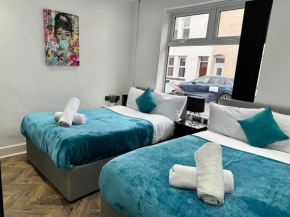4 bed 4 bath House with Free Parking, 5 Mins to LFC and 15 Mins to City Centre